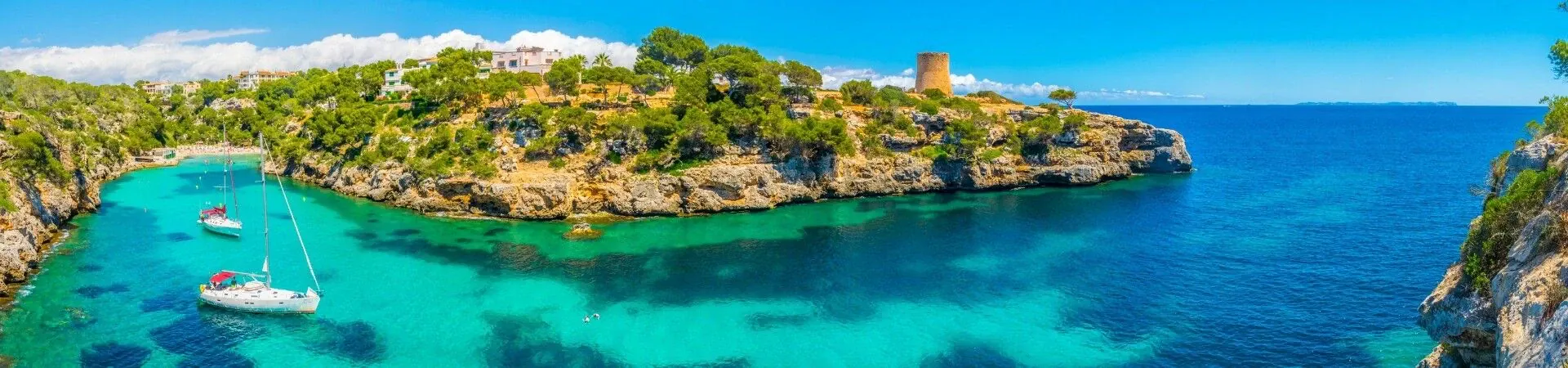 Voiliers dans une crique turquoise - Majorque - Iles Baleares