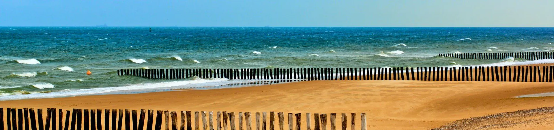 Plage de sable avec brise-lames en bois - Cote Atlantique - France