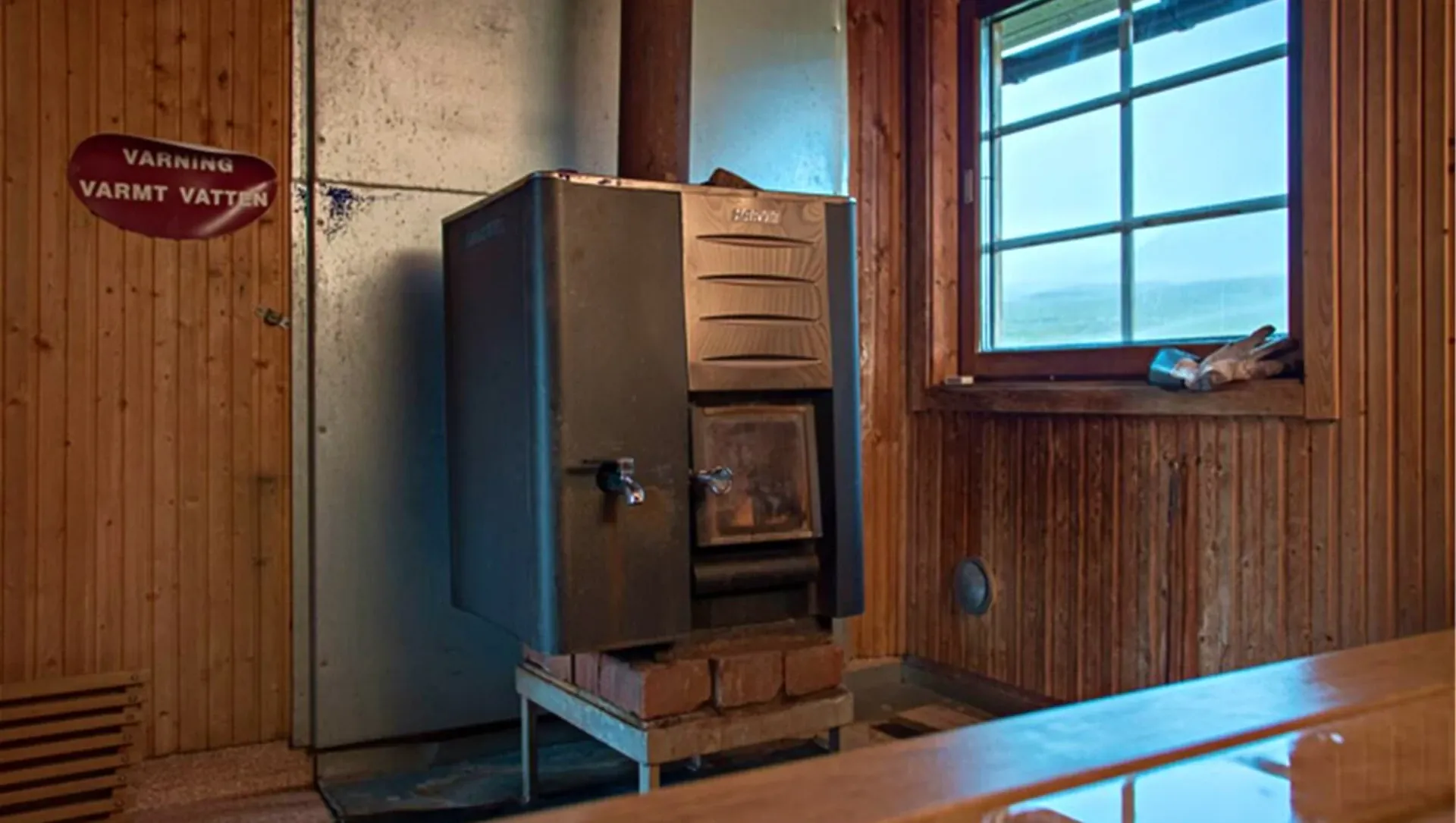 Sauna au bord du lac gelé - Finlande