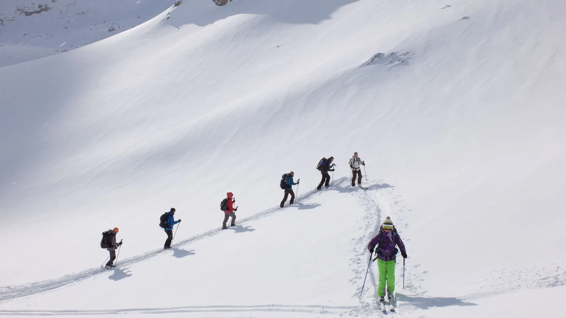 Skieur traversant la forêt enneigée - Haute Clarée - France