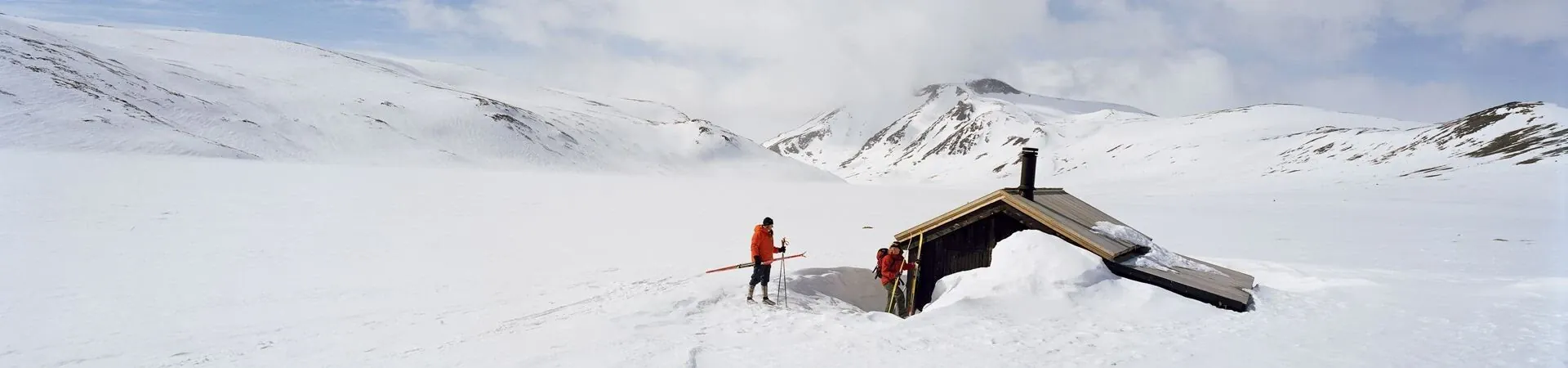 Skieurs pres d'un refuge enseveli sous la neige - Montagnes de Norvege