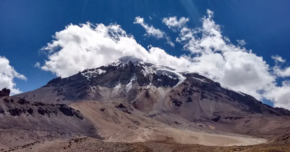 Volcan enneigé et paysage aride d'altitude - Bolivie