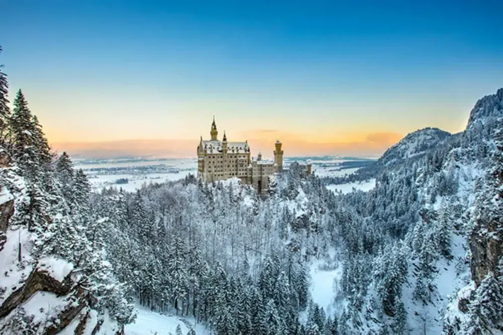 Chateau de Neuschwanstein enneige au coucher de soleil - Baviere Allemagne