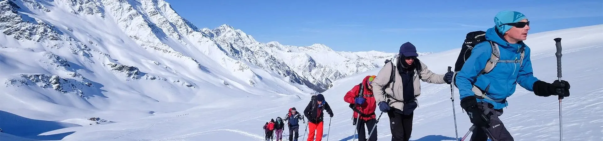 Randonneurs en raquettes dans les sommets enneiges des Alpes