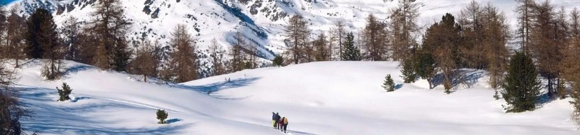 Randonneurs en raquettes dans la neige - Montagnes - Italie