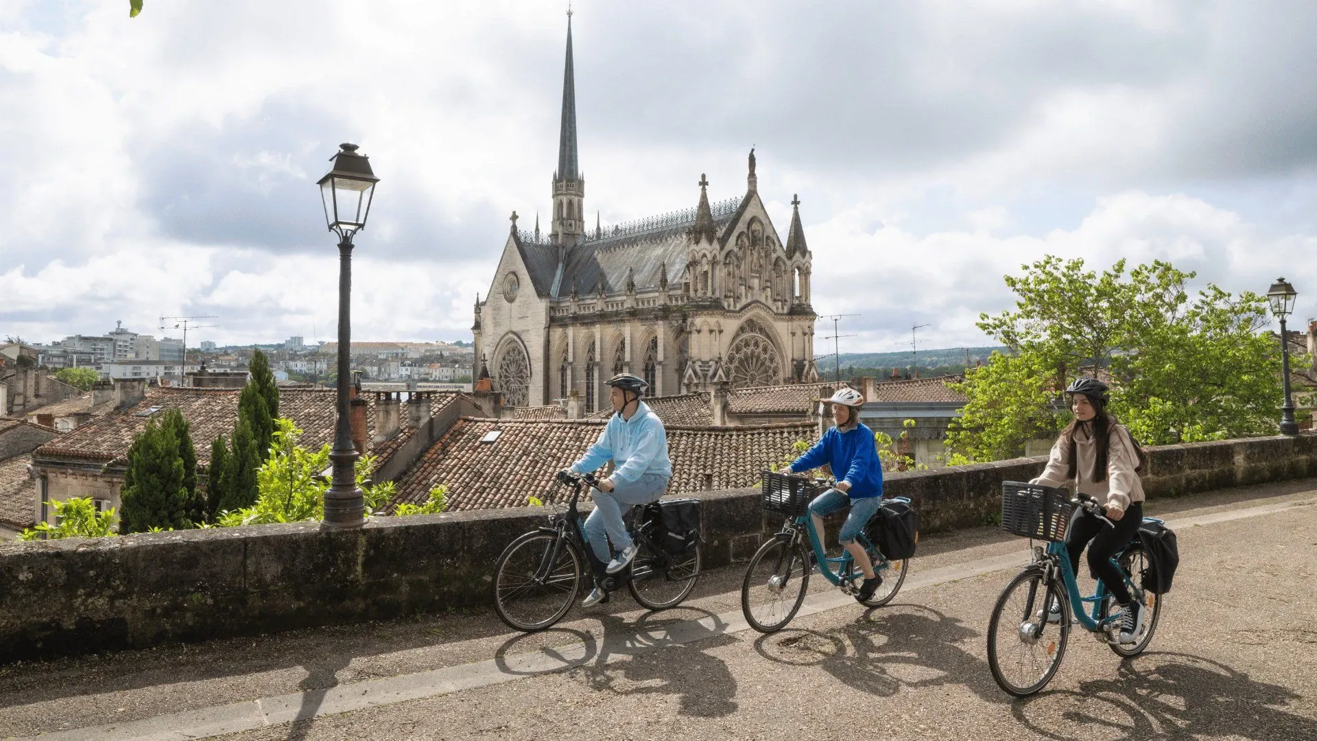 Sentier de raquettes face au Cervin - Italie © Pierre Paillat