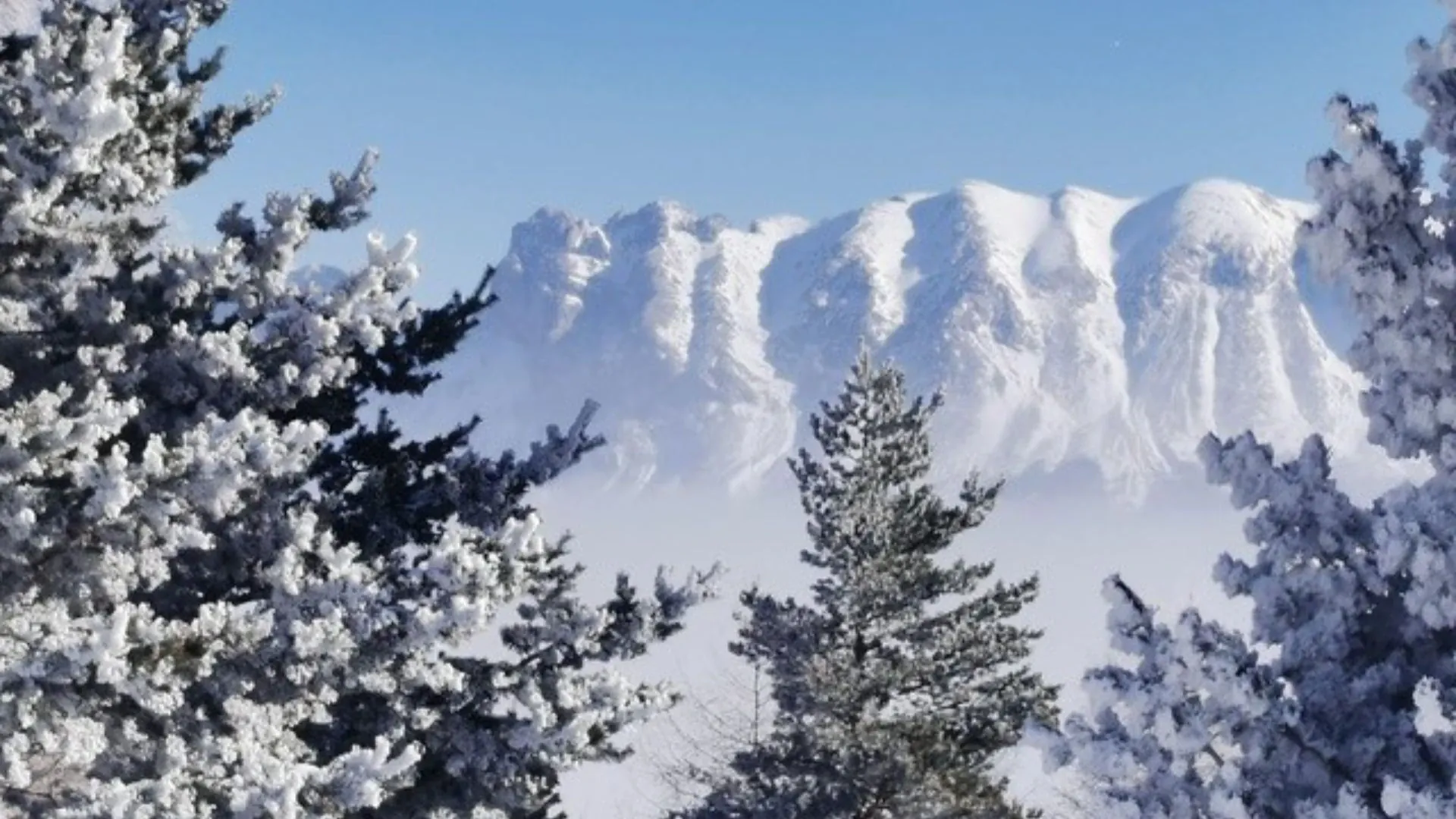 Groupe en raquettes dans la neige du Dévoluy - France