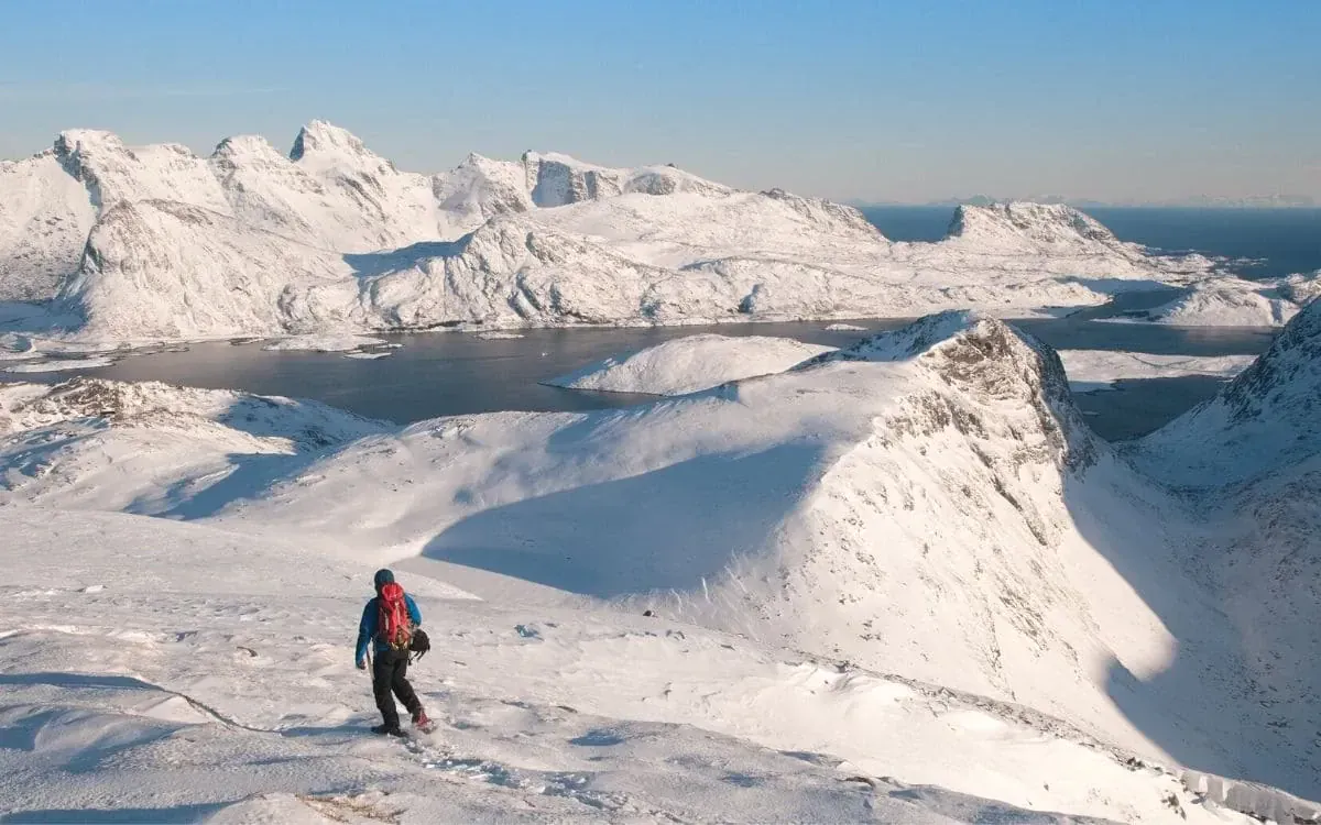 Randonneur en raquettes sur crête enneigée - Îles Lofoten - Norvège