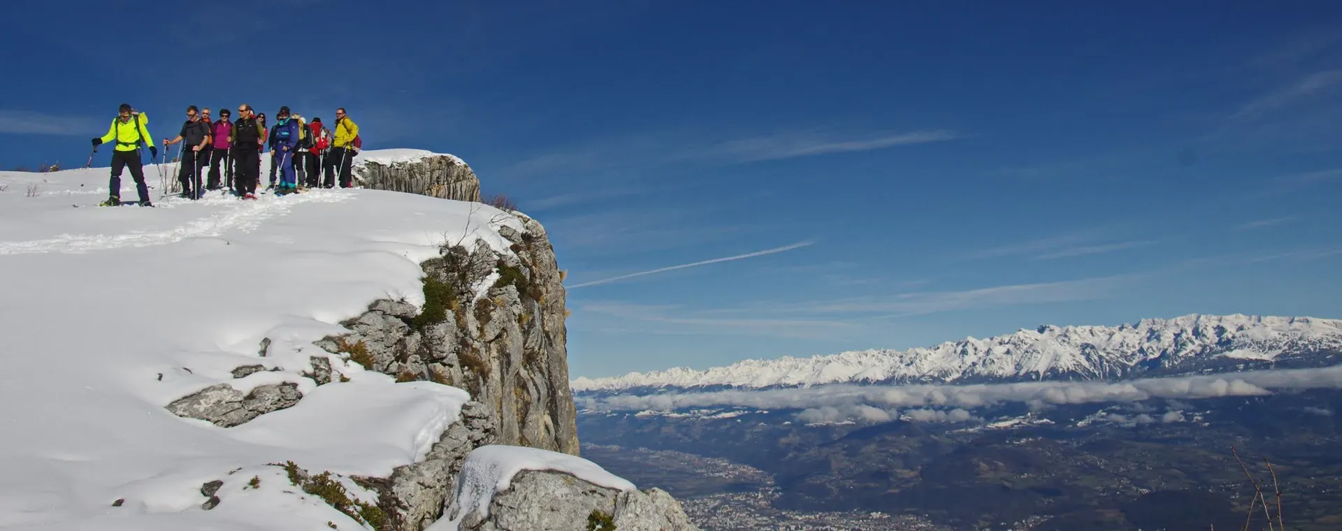 Randonneurs en raquettes au refuge Montgarri - Val d Aran - Espagne