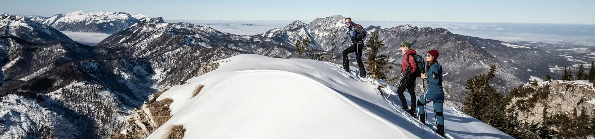 Groupe de randonneurs en raquettes au sommet enneige - Alpes