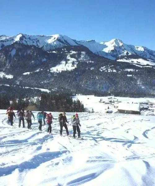 Groupe de randonneurs en raquettes à neige vers Hittisau - Vorarlberg - Autriche © Raymond Chabanier
