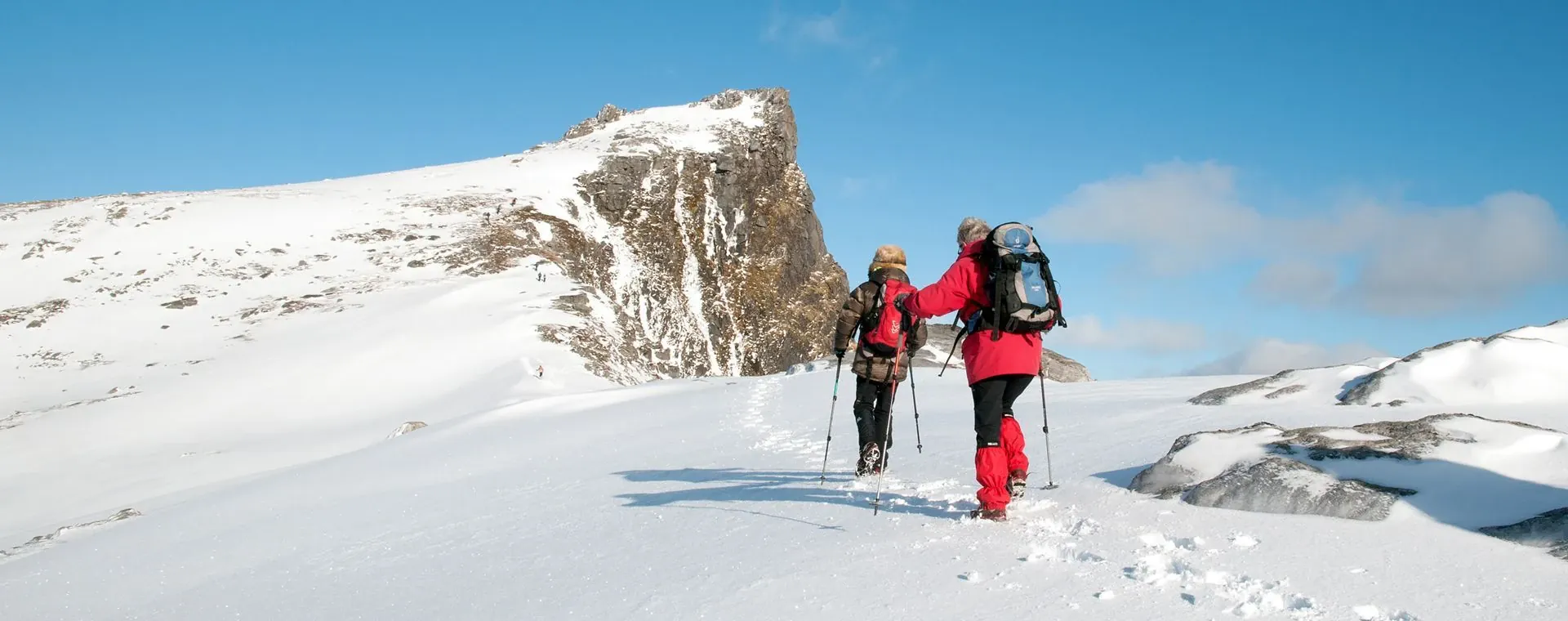 Randonneurs en raquettes a Gavarnie - Pyrenees - France