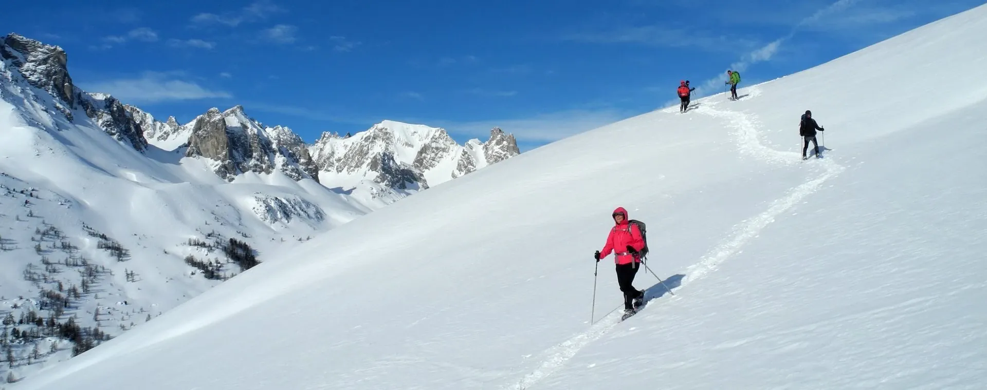 Randonneurs en raquettes dans le Queyras - Alpes - France - snowshoers-in-queyras-alps-france-2