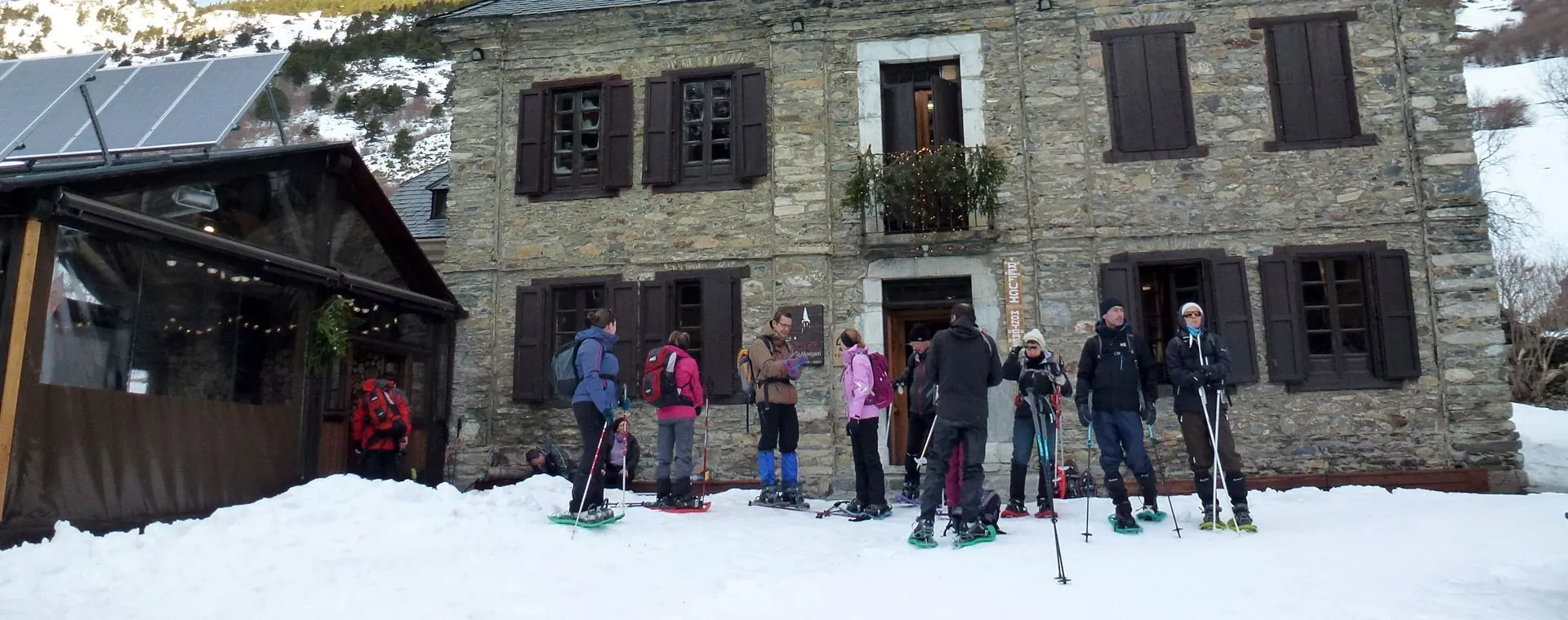Randonneurs en raquettes dans le Queyras - Alpes - France