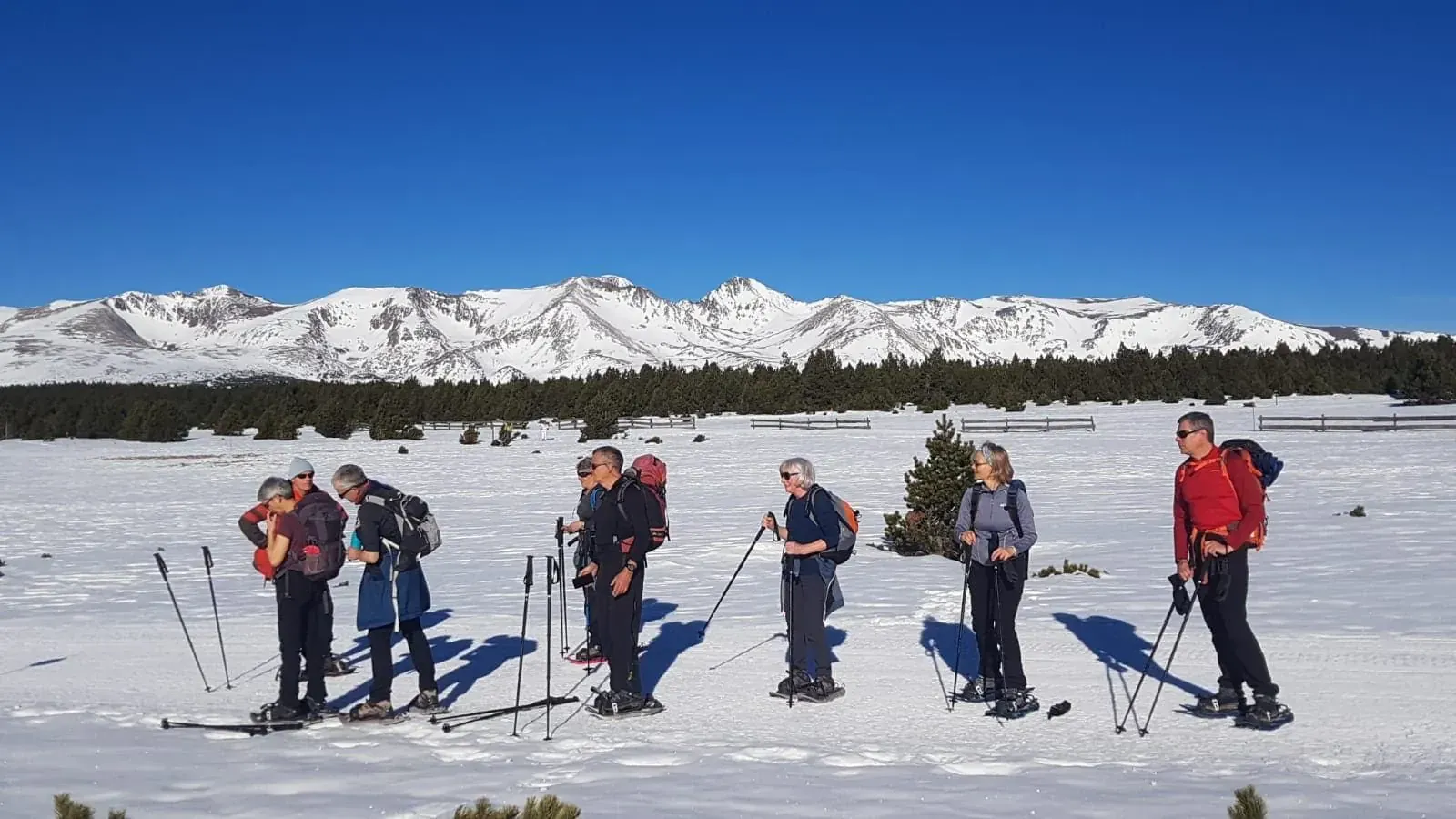 Randonneurs en raquettes dans les Dolomites - Italie