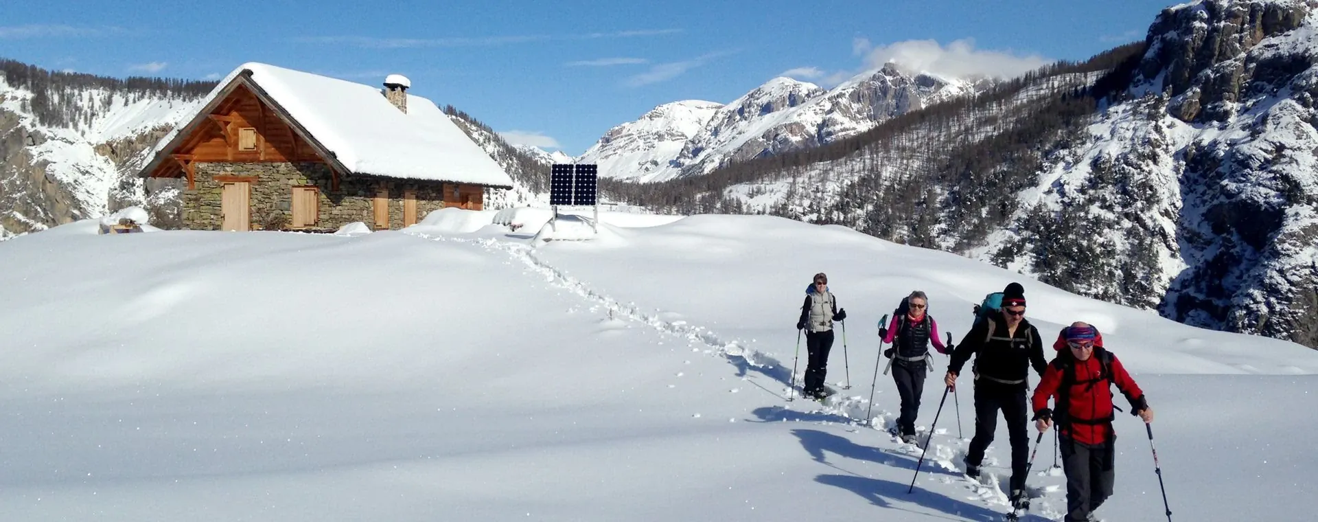 Randonneurs en raquettes dans le Jura - France - snowshoers-in-the-jura-france-2