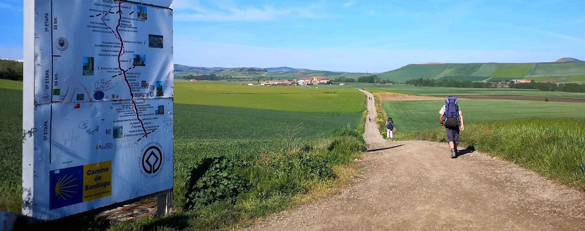 Randonneurs en raquettes dans le Jura - France
