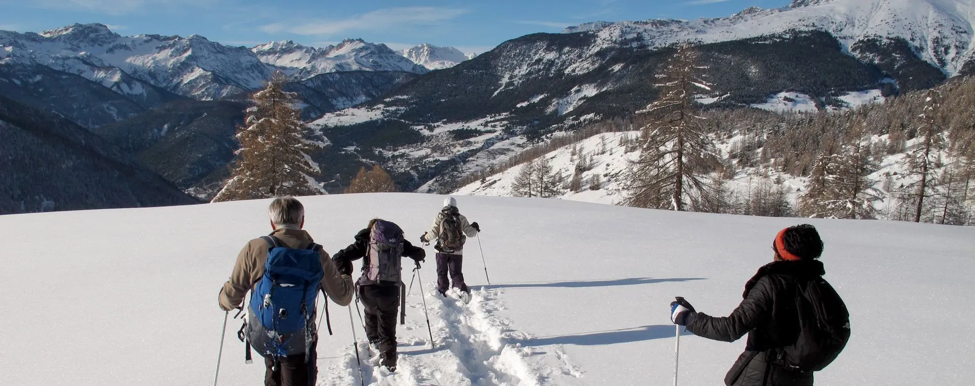 Randonneurs en raquettes aux Iles Lofoten - Norvege