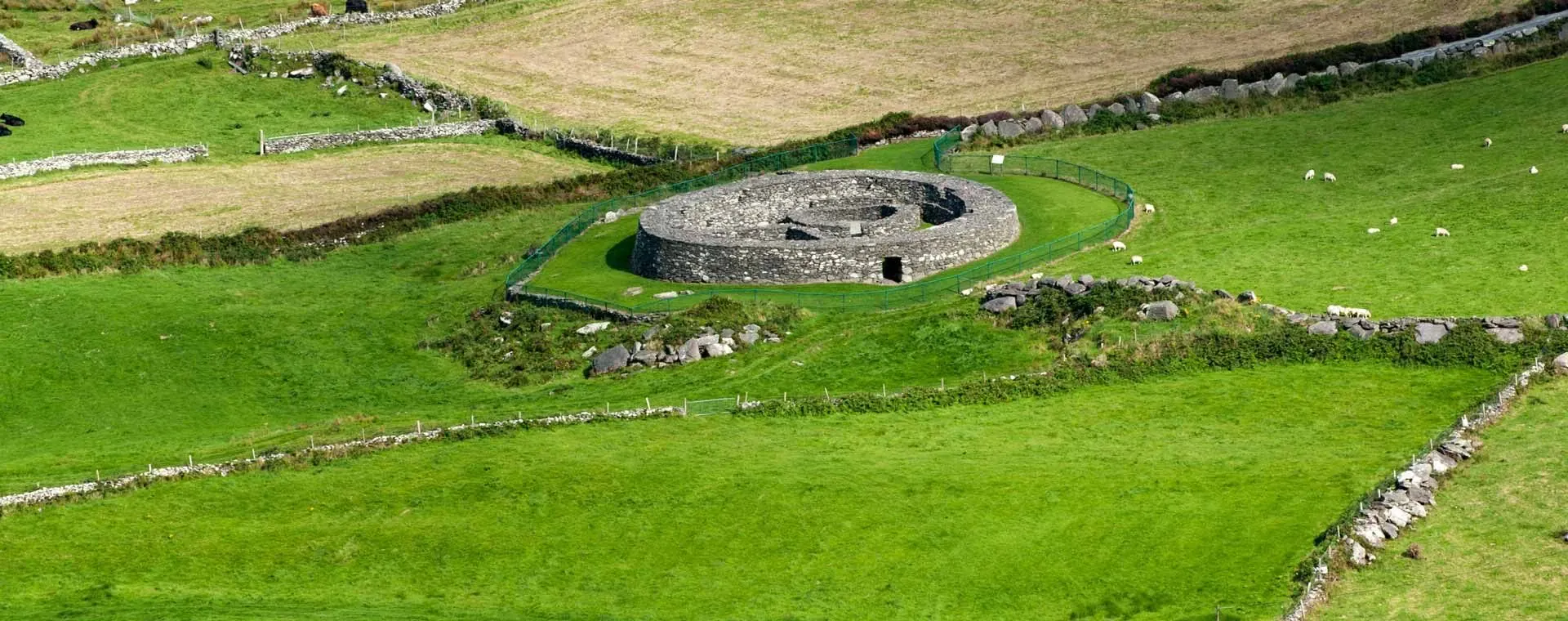 Paysage enneigé des Écrins en raquettes - France © Boissier Michel