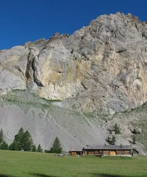 Sous Le Pic De Beaudouis Au Depart Du Parking