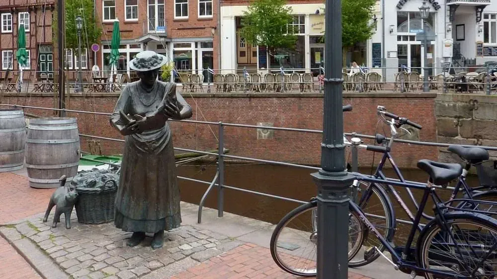 Statue De Pecheuse Dans La Ville De Stade En C Verena Riedel - Allemagne