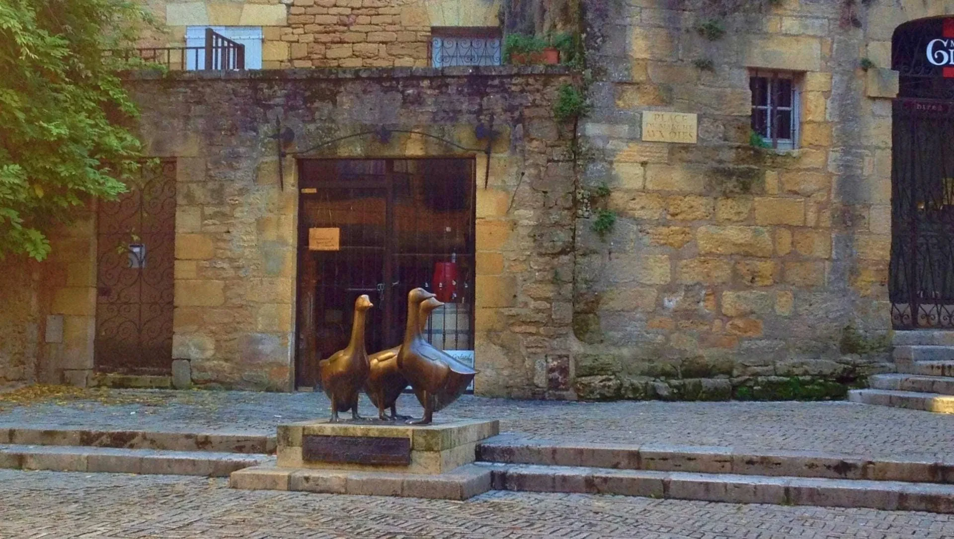 Statue Des Trois Oies Place Du Marche Aux Oies Sarlat La Caneda Perigord - France