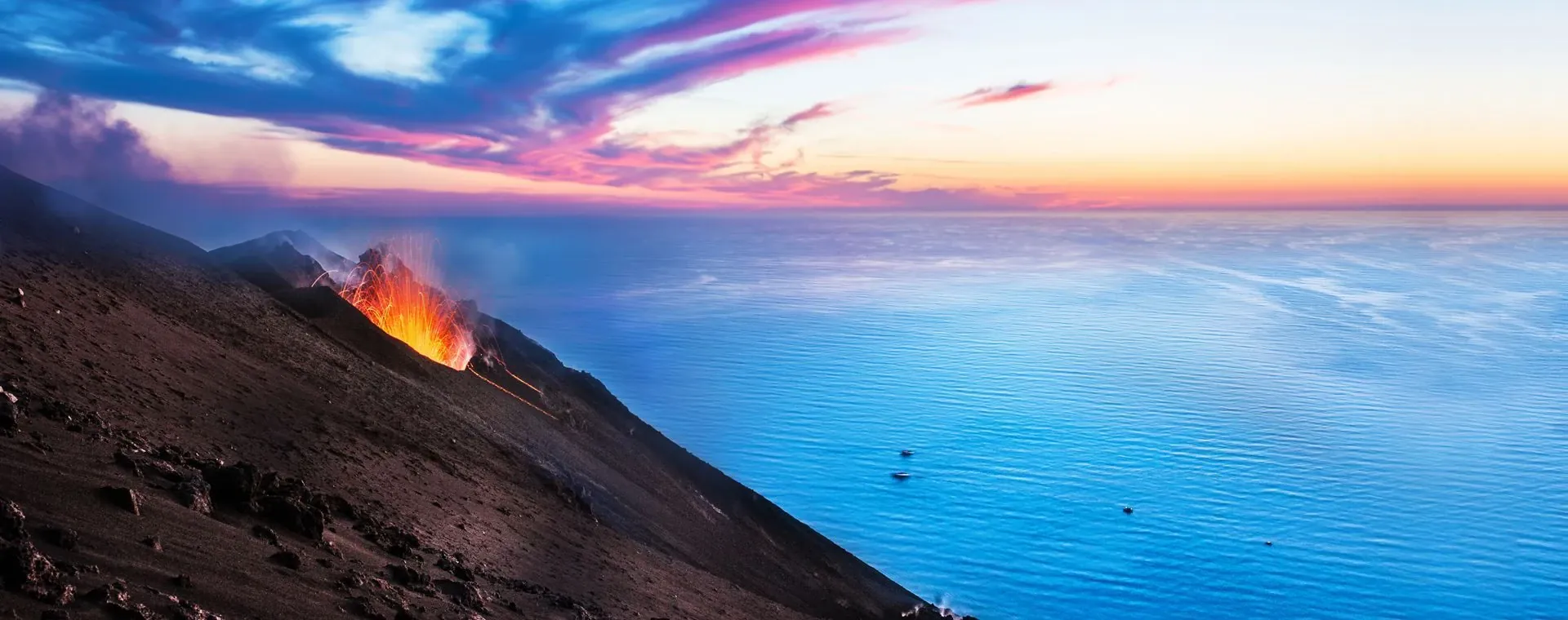 Éruption volcanique du Stromboli - Îles Éoliennes - Italie