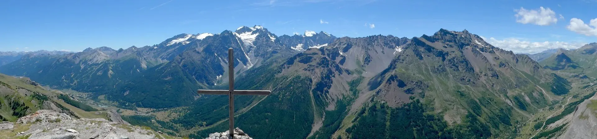 Panorama depuis un sommet avec croix - Massif des Ecrins - Alpes francaises
