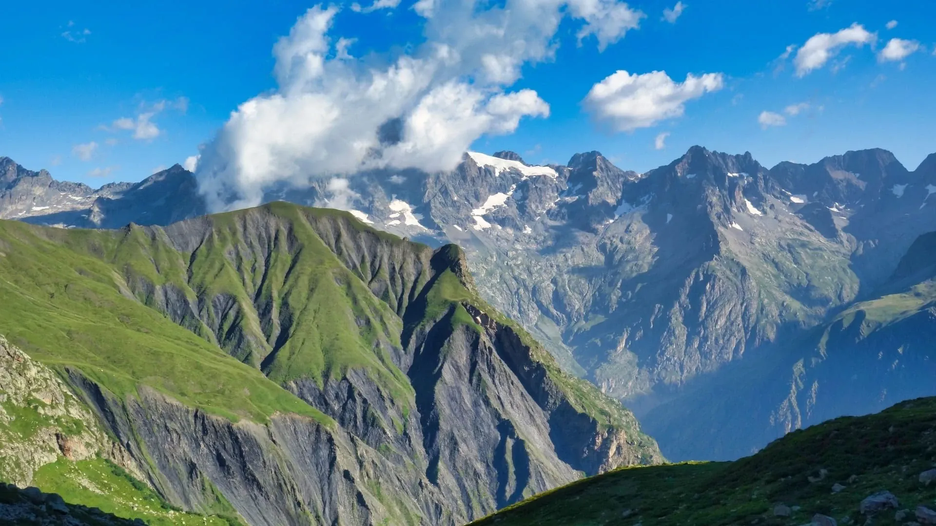 Sommet Des Rouies Dans Les Nuages Craymond Chabanier - France