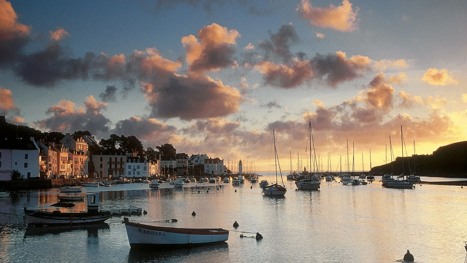 Coucher De Soleil Sur Le Port De Sauzon C Jean Claude Praire - France © Jean Claude Praire