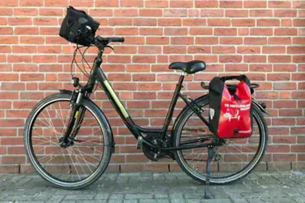 Velo de randonnee avec sacoches devant mur de briques - Cote mer Baltique Allemagne