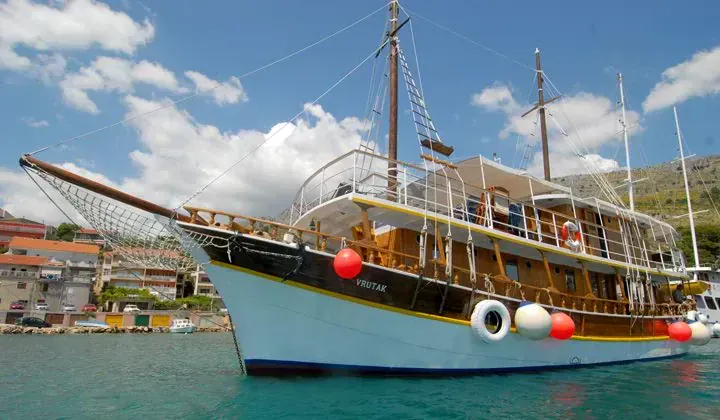 Bateau traditionnel Vrutak dans un port - Croatie