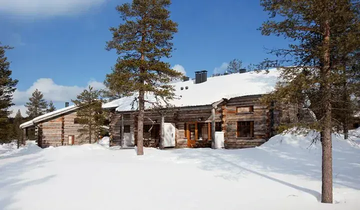 Chalet en rondins sous la neige - Saariselka - Laponie finlandaise