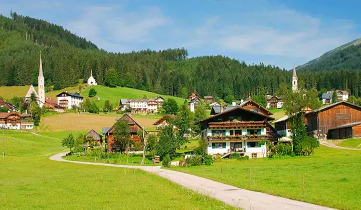 Village tyrolien traditionnel avec chalets et clochers - Gosau Autriche