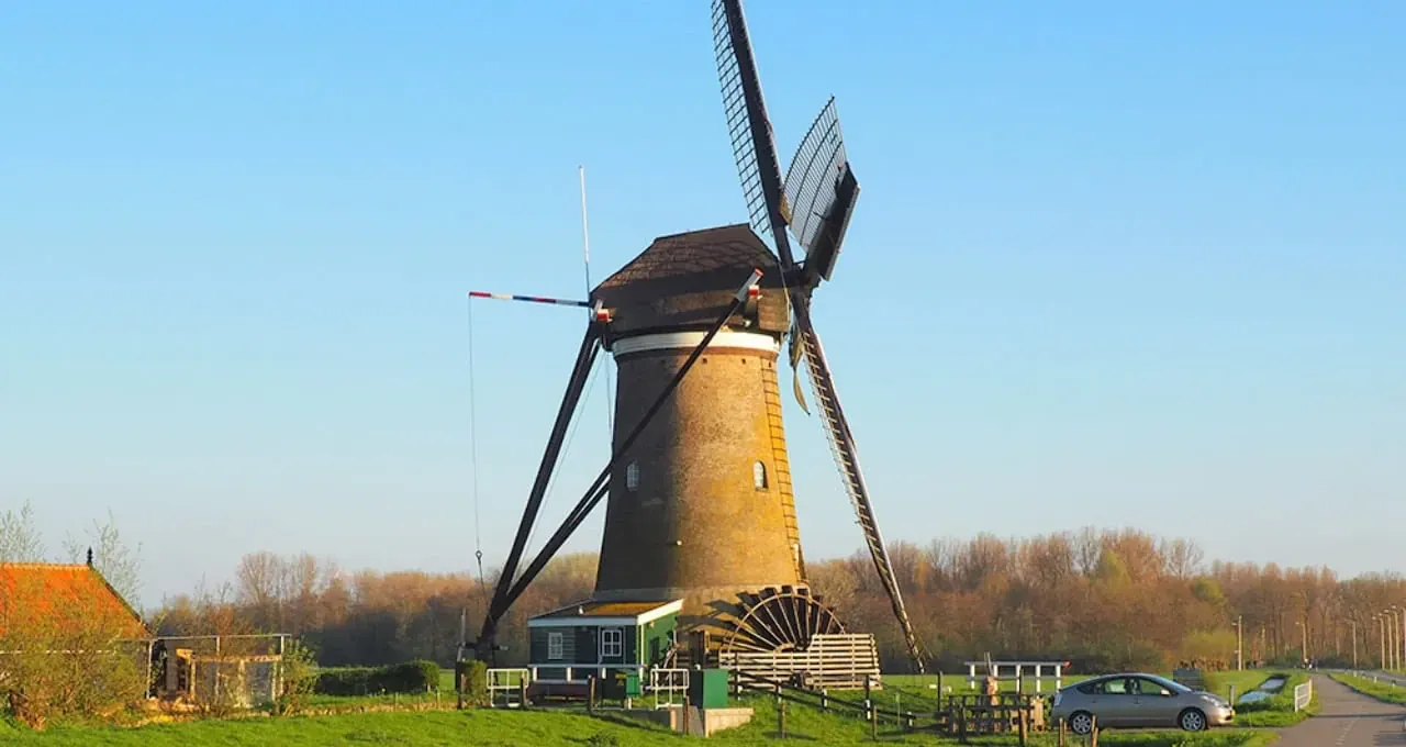 Moulin à vent traditionnel dans la campagne - Pays-Bas