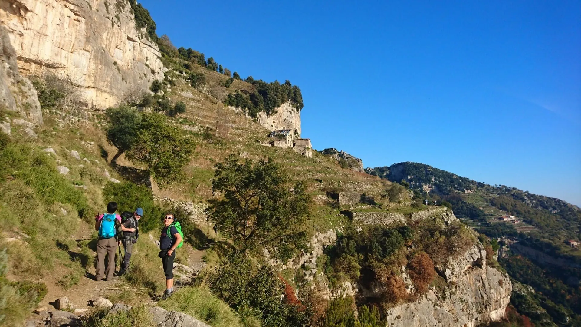 Sentier sur les hauteurs de Moustiers-Sainte-Marie - Verdon - France © Wilfried Valette