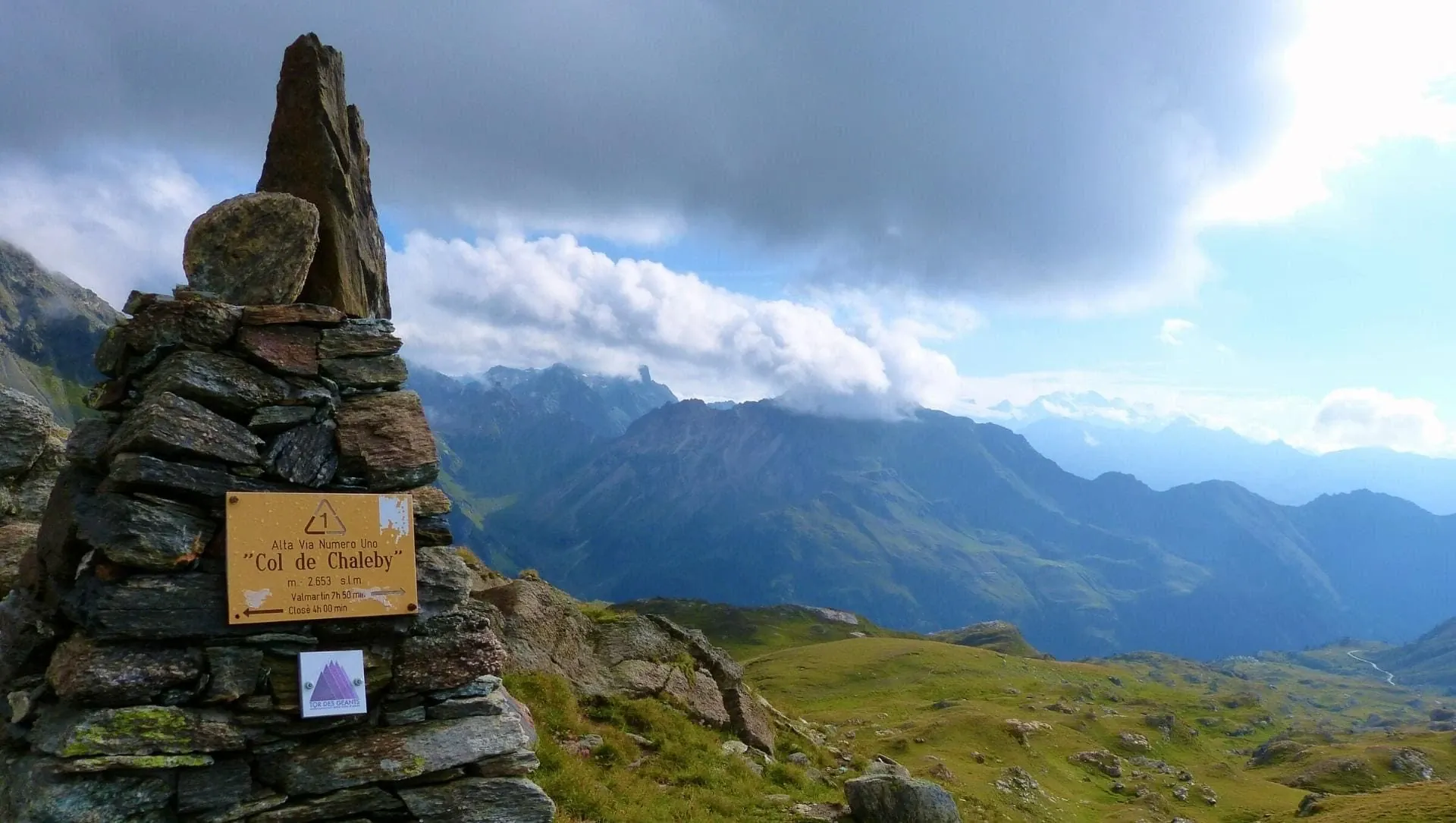 Balisage du col de Chaleby sur le Tour des Géants - Val d'Aoste - Italie