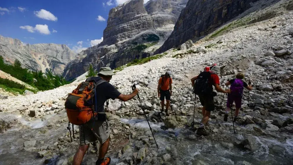 Sentier vers un refuge au Passo Giau - Dolomites - Italie