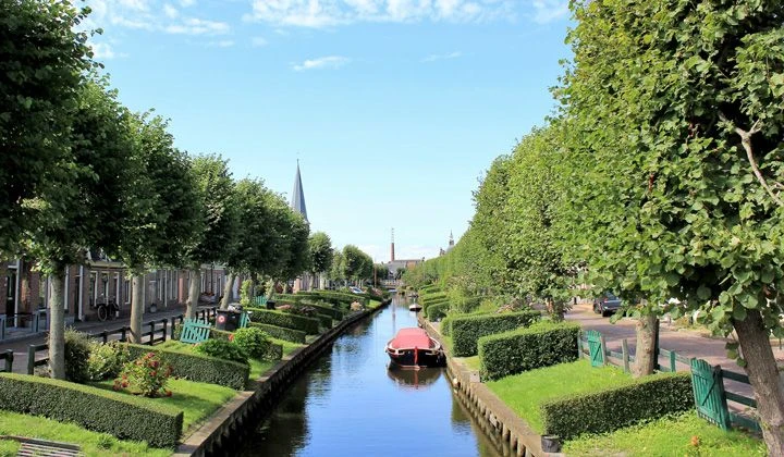 Canal bordé d'arbres à IJlst - Frise - Pays-Bas