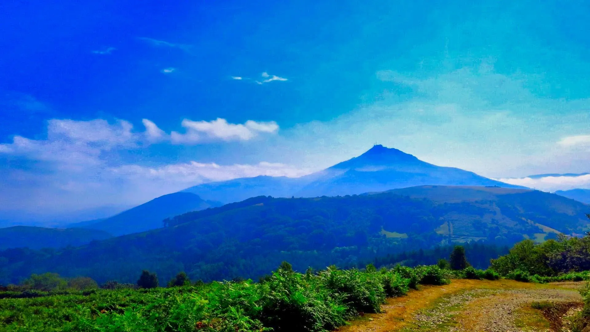 Trek Pyrenees Basque Sur Le Gr10 Dhendaye A Saint Jean Pied De Port C Respyrenees - Pyrénées - France