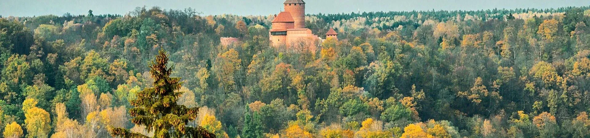 Chateau de Turaida dans la foret d'automne - Parc national Gauja - Lettonie