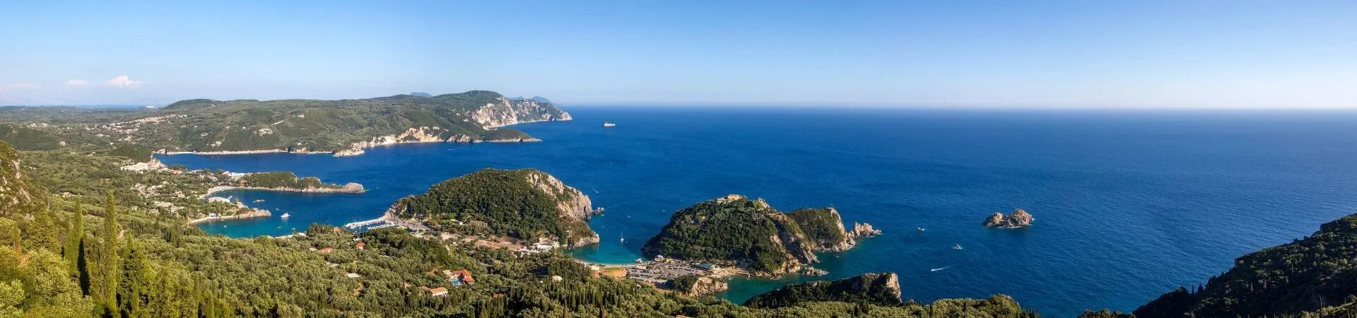 Baie aux eaux turquoise et collines verdoyantes - Corfou - Grece