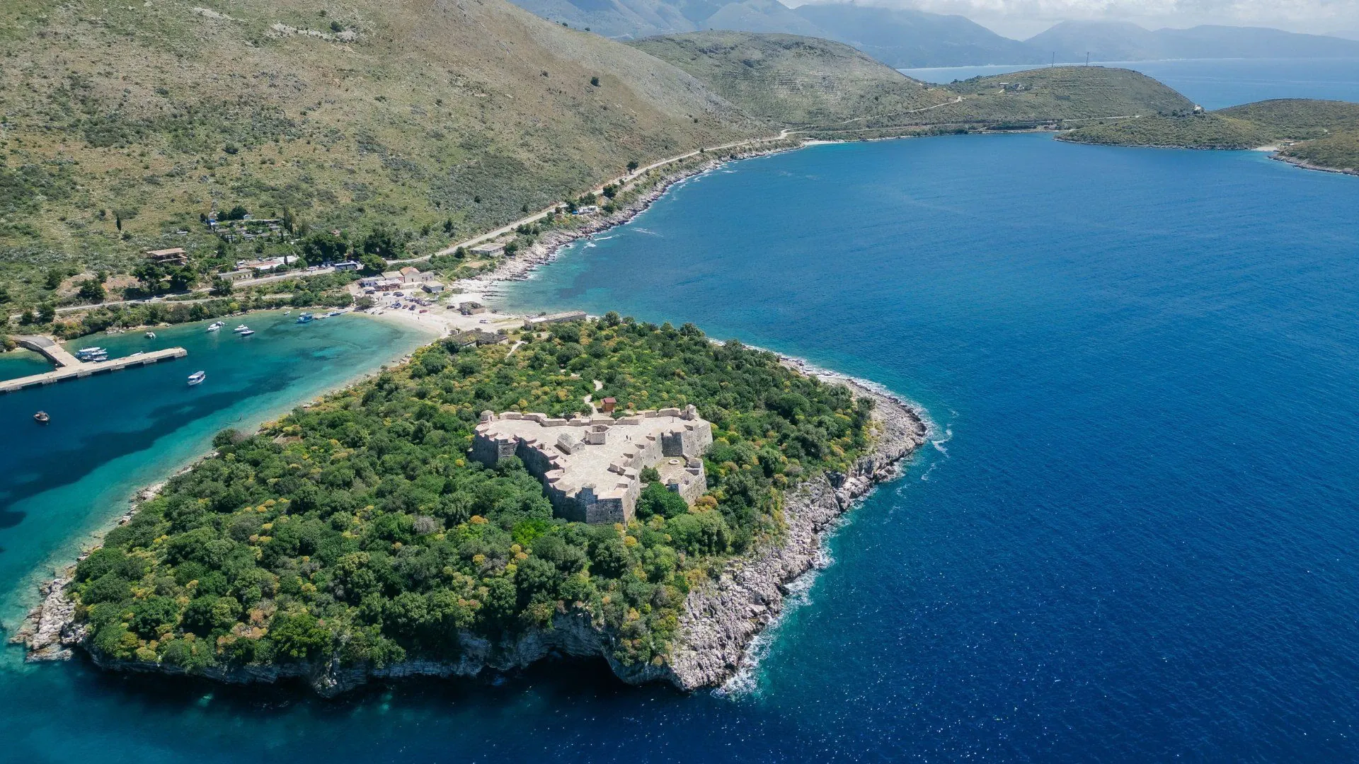 Crique turquoise sur la côte albanaise - Albanie