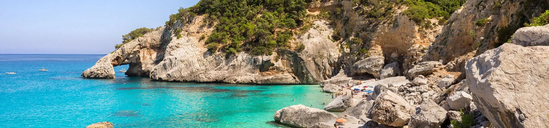 Crique aux eaux turquoise et falaises calcaires - Cala Goloritze - Sardaigne Italie