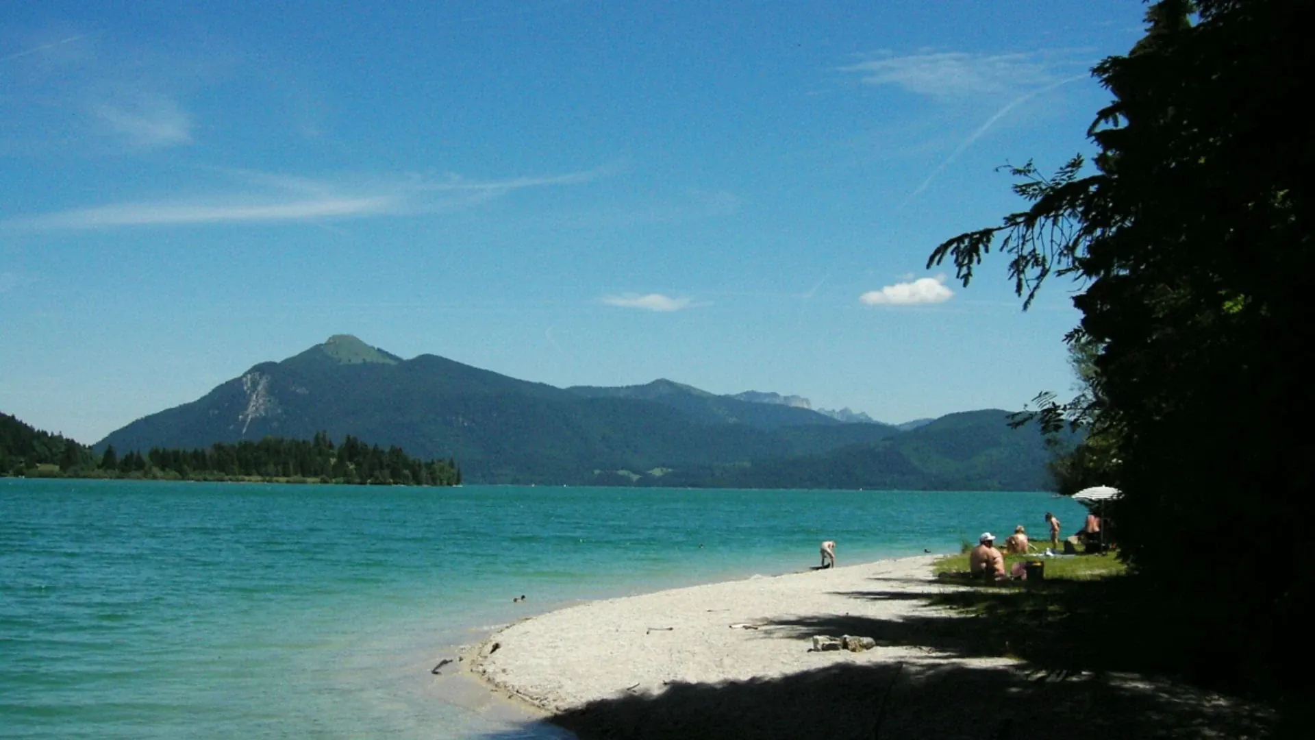 Plage de lac turquoise avec montagnes en arriere-plan - Lac de Walchensee Baviere