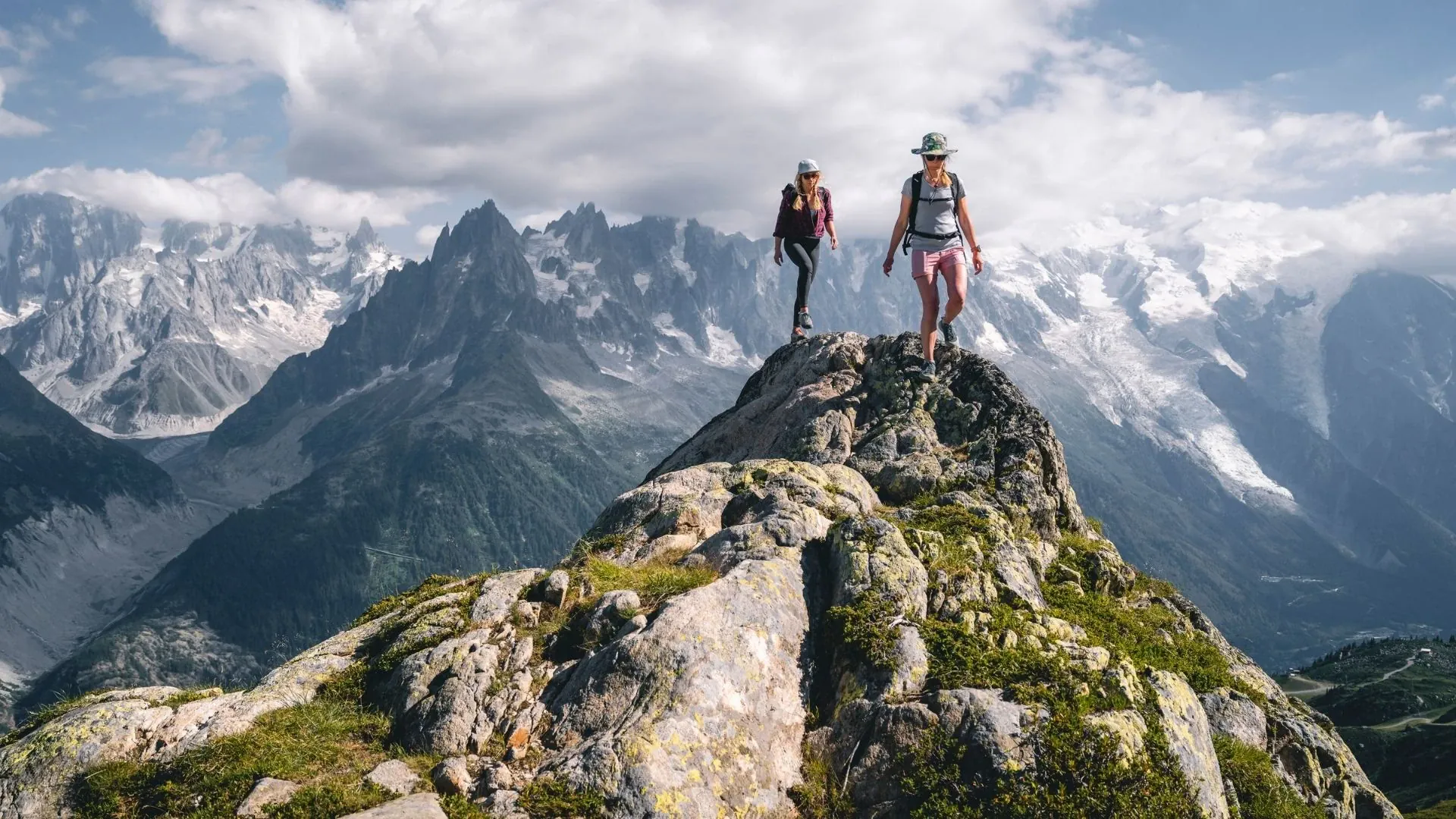 Deux randonneuses sur une arete face au massif du Mont-Blanc - Alpes France