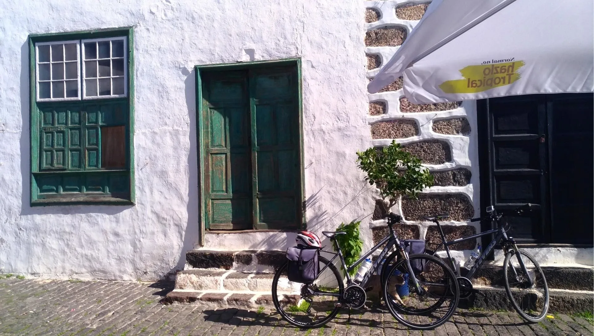 Velos Et Facade Blanche De Lanzarote C Anne Marie Billault - Espagne © Anne Marie Billault