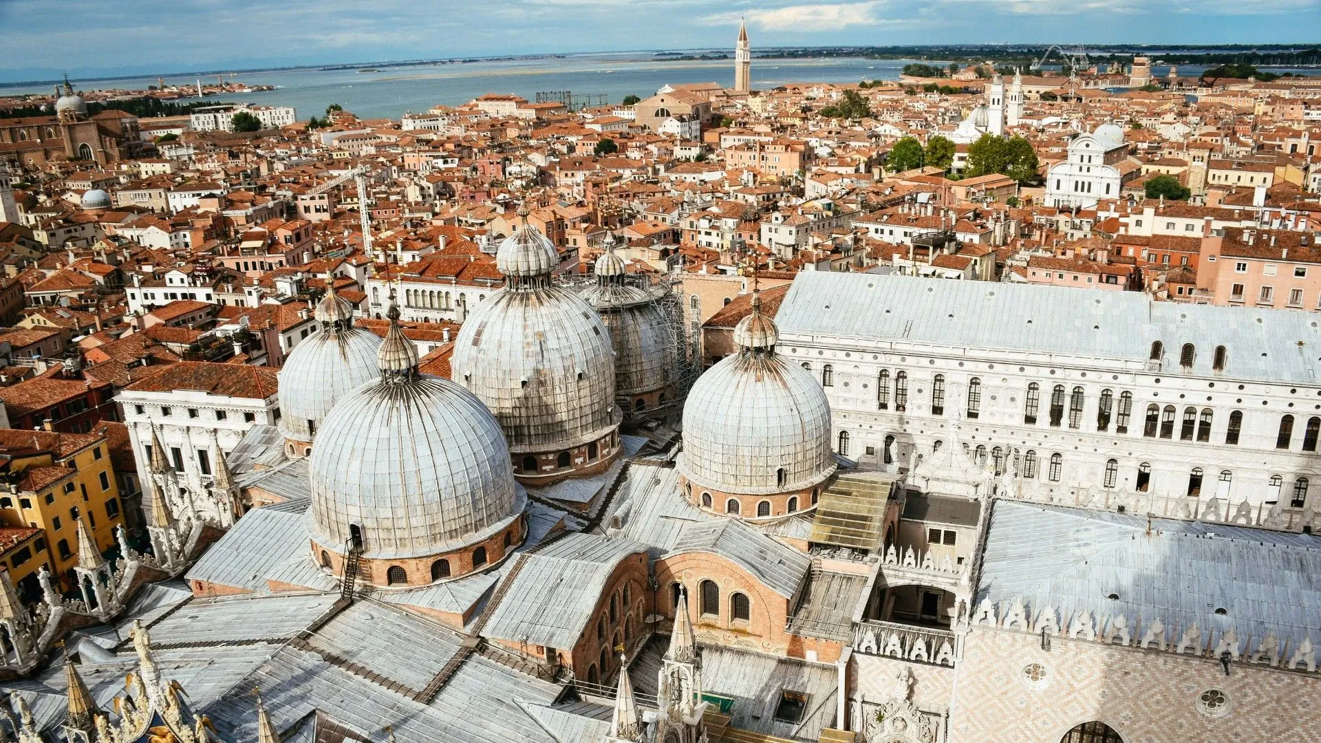 Villa venete avec glycine en fleurs - Venetie - Italie