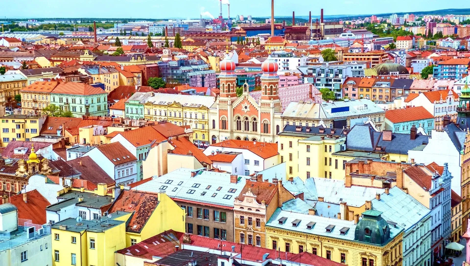 Vue Aerienne De Pilsen Et De La Grande Synagogue - Tchéquie