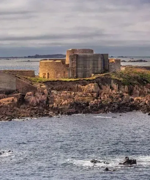 Vue sur le Fort Hommet depuis la côte © Visit Guernsey-min